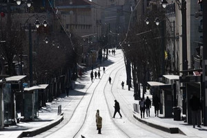 Жители Израиля на улице в Иерусалиме, 28 февраля 2026 года. (Фото: Синьхуа/ВИА)