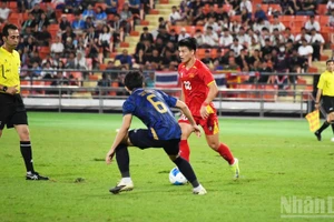 Тхань Нян забивает решающий мяч и приносит победу сборной Вьетнама. (Фото: Суан Шон)