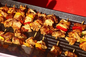 Филиппинский павильон на фестивале еды удивлял гостей мясом на шпажках. (Фото: ВИА)