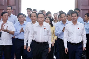 Председатель Национального собрания Чан Тхань Ман и делегаты.