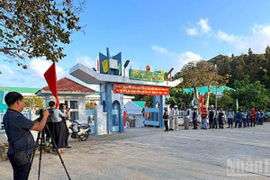 Избиратели участвуют в голосовании в первой половине дня 13 марта на острове Хонкхоай, относящемся к общине Датмуй провинции Камау.