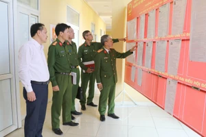 Рабочая делегация Управления общественной безопасности провинции Ниньбинь проверяет подготовку к выборам в следственном изоляторе № 2 квартала Ли-тхыонг-кьет. (Фото: ВИА)