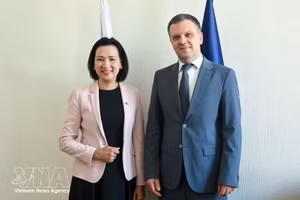 Посол Нгуен Тхи Минь Нгует фотографируется на память с Министром юстиции Болгарии Николаем Найденовым. (Фото: ВИА)