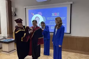 Доктор наук Фан Суан Зунг получает звание почетного профессора МЭИ.