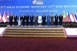 Делегаты фотографируются на 57-й встрече министров экономики АСЕАН (AEM), состоявшейся 23 сентября в Малайзии. (Фото: ASEAN.ORG)