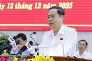 Председатель НС Чан Тхань Ман выступает на встрече с избирателями. (Фото: ВИА)