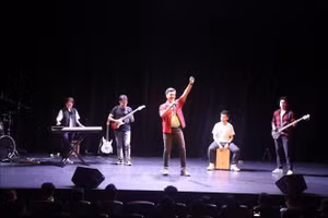 Вьетнамские студенты выступают на художественной программе VNYA Concert 2026 г. (Фото: ВИА)