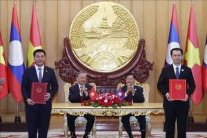 Генеральный секретарь То Лам и Генеральный секретарь, Президент Лаоса Тхонглун Сисулит присутствуют на церемонии передачи Меморандума о взаимопонимании между Министерством промышленности и торговли Вьетнама и Министерством промышленности и торговли Лаоса о развитии промышленной цепочки связей между Вьетнамом и Лаосом. (Фото: ВИА)