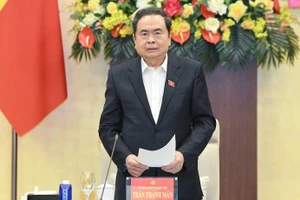 Председатель НС Чан Тхань Ман выступает на конференции. (Фото: Зюи Линь)