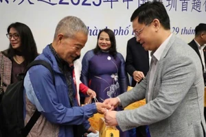 Руководители Народного комитета города Хюэ вручают цветы туристам, прибывшим в Хюэ этим рейсом.