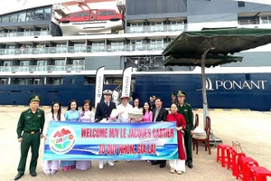 Группа иностранных туристов прибыла в порт Куинён.