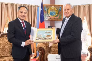 Посол Фан Минь Зянг и Глава Независимого Государства Самоа Туималеалиифано Ваалетоа Суалауви II.