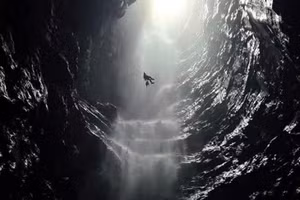 Недавно обнаруженная пещера в Национальном парке Фонгня - Кебанг с крайне редким водопадом. (Фото: tuoitre.vn)