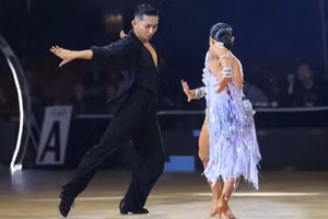 Выступление в сольной программе самбы дуэта Фан Хиен – Тху Хыонг.