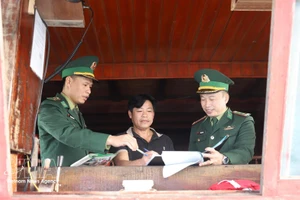 Рыбаки провинции Нгеан подписывают обязательство не заниматься незаконным промыслом рыбных продуктов. (Фото: ВИА)