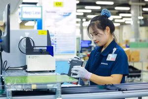 Сборка смартфонов на предприятии Samsung Electronic Vietnam Thai Nguyen Co., Ltd. в промышленной зоне Йенбинь. (Фото: ВИА)