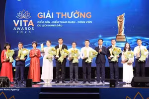 Лауреаты премии VITA Awards 2026 в номинации «Ведущие туристические направления, достопримечательности и туристические парки» на церемонии награждения. (Фото: ВИА)