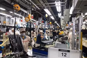 Работники компании Toyota Boshoku Hanoi Co., Ltd. в провинции Футхо. (Фото: ВИА)