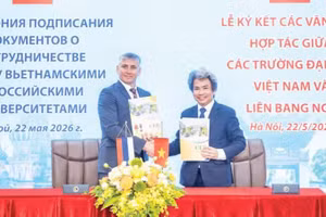Церемония подписания документов о сотрудничестве между университетами Вьетнама и России. (Фото: Педагогический университет – Университет Дананга)