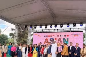 Посол Вьетнама в Болгарии Нгуен Тхи Минь Нгует (четвертая слева) вместе с местными официальными лицами на мероприятии. (Фото: ВИА)