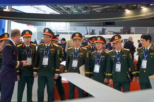 Генерал-полковник Нгуен Чыонг Тханг и вьетнамская делегация знакомятся с экспозициями оборонной промышленности различных стран.