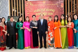 Генеральный консул Нгуен Вьет Киен фотографируется на память с представителями вьетнамской общины Приморского края.