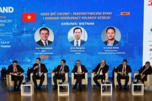 Посол Ха Хоанг Хай (третий слева) выступает на пленарном заседании семинара. (Фото: Посольство Вьетнама в Польше)