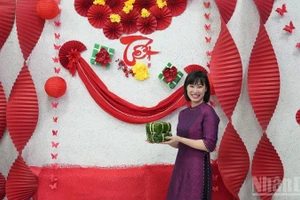 Участники конкурса рядом со своей продукцией. (Фото: Суан Хынг)