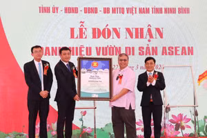 Г-н Джероме Монтемайор, директор Центра биоразнообразия АСЕАН, вручает сертификат Парка наследия АСЕАН Национальному парку Суантхюи.