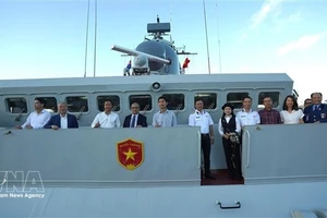 Руководители и сотрудники представительства Вьетнама, а также представители вьетнамской диаспоры в Австралии осматривают корабль 016 «Куанг Чунг». (Фото: ВИА)