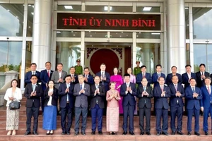 Делегаты двух сторон фотографируются на память.