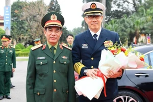 Генерал армии Фан Ван Зянг приветствует генерал-полковника Дун Цзюня во время посещения 113-й бригады спецназа. (Фото: QDND.VN)