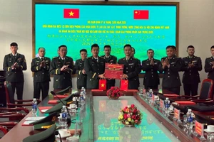 Руководитель делегации трех пограничных застав провинции Лаокай вручает подарок главе делегации Станции встреч и переговоров Хэкоу.