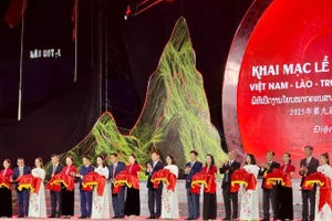 Руководители провинции Дьенбьен и главы делегаций перерезают ленту на церемонии открытия фестиваля.