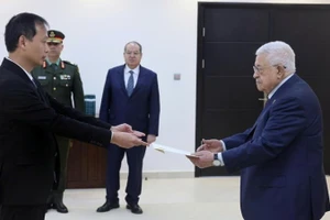 Посол Нгуен Нам Зыонг вручает верительные грамоты Президента Вьетнама Лыонг Кыонга Президенту Палестины Махмуду Аббасу. (Фото предоставлено Посольством Вьетнама в Египте)