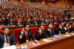 Делегаты голосуют на заседании 22 января. (Фото: Чан Хай)