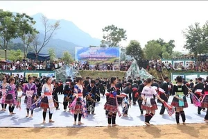 Исполнение на флейте народности Монг. (Фото: ВИА)