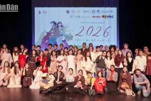 Коллективное памятное фото вьетнамской общины и международных друзей на мероприятии в городе Ренн.