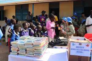 Военно-полевой госпиталь 2-го уровня №7 Вьетнама провел множество полезных мероприятий в начальной школе для девочек Бентиу (Южный Судан).