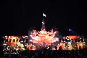 Художественное представление и 3D-mapping-шоу в честь 50-летия присвоения городу имени Президента Хо Ши Мина.