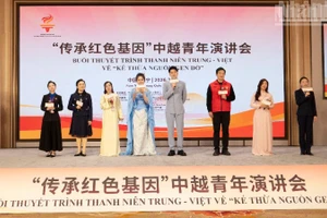 Молодые люди двух стран совместно исполняют «Песню дружбы молодежи Вьетнама и Китая».