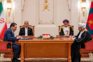 Султан Омана Хайтам бин Тарик Аль Саид (справа, сзади) и Президент Ирана Масуд Пезешкиан (слева, сзади) участвуют в церемонии подписания соглашения в Маскате (Оман), 27 мая 2025 года. (Источник: Синьхуа)