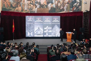 Мероприятие прошло в актовом зале Нгюиньыконтум Ханойского государственного университета – одном из знаковых архитектурных объектов столицы.