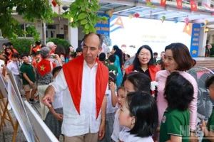 Посол Кубы во Вьетнаме Рохелио Поланко Фуэнтес посещает выставку картин, посвященную 65-летию установления вьетнамско-кубинских отношений, во Вьетнамско-кубинской начальной школе. (Фото: Кхань Лан)