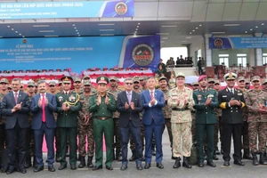 Генерал-полковник Фунг Ши Тан, заместитель начальника Генерального штаба Вьетнамской народной армии, и господин Раджеш Кумар Сингх, секретарь по вопросам обороны Индии, вместе с представителями органов и подразделений участвуют в церемонии открытия. (Фото: ВИА)