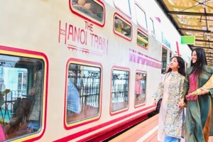 Туристы знакомятся с туристическим продуктом Ханоя — поездом «Пять ворот». (Фото: nhandan.vn)