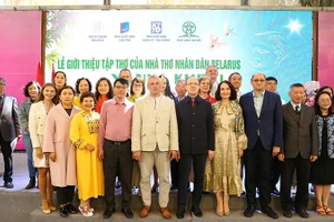 Делегаты фотографируются на память. (Фото: Посольство Беларуси во Вьетнаме)