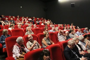 Французские зрители на премьере документального фильма «Руки, хранящие традиционный огонь».