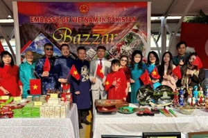 Сотрудники Посольства Вьетнама в Пакистане у вьетнамского стенда на благотворительной ярмарке «Charity Bazaar». (Фото: Посольство Вьетнама в Пакистане)