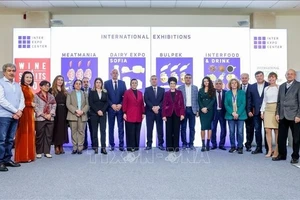 Посол Нгуен Минь Нгует с представителями ассоциаций и дипломатического корпуса в Софии. (Фото: ВИА)